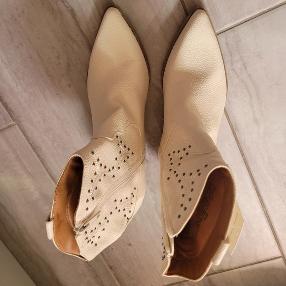 Universal Thread Shoes - Universal Thread Co. Women  Cream Cowboy Faux Leather Boots SZ 7.5